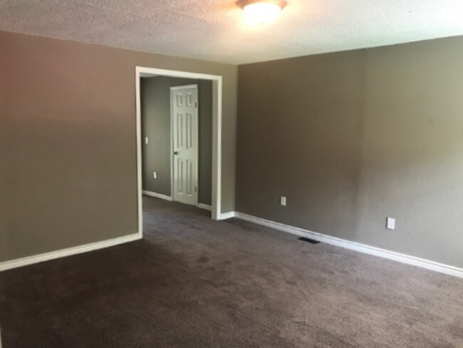Building Photo - All Electric 4 Bed, 2 Bath