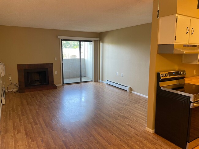 Foto del edificio - Great 2 Bed 1.5 Bath Condo by Foothills Mall!