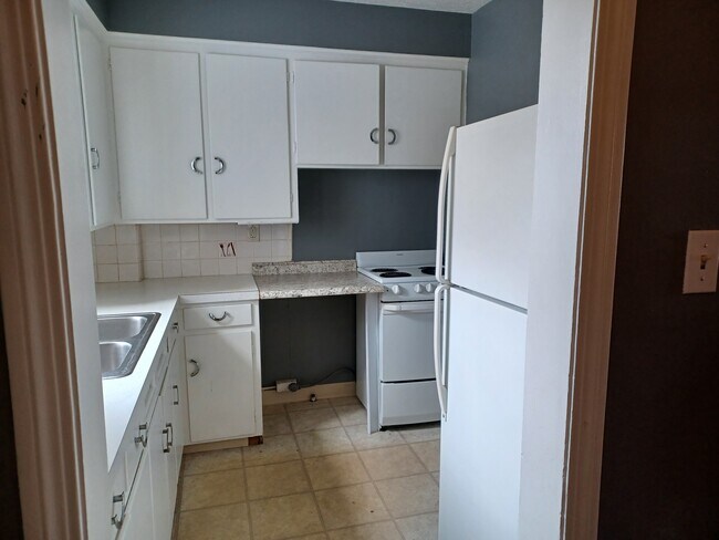 Kitchen - 106 Greencrest Ter