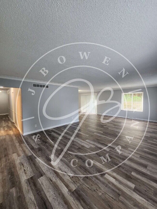 Foto del edificio - 2 bed 2 bath first floor apartment- Ottawa...
