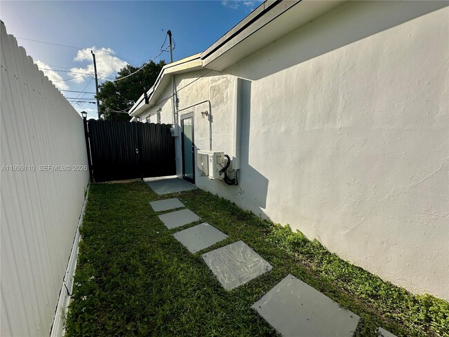 Building Photo - 9292 Jamaica Dr
