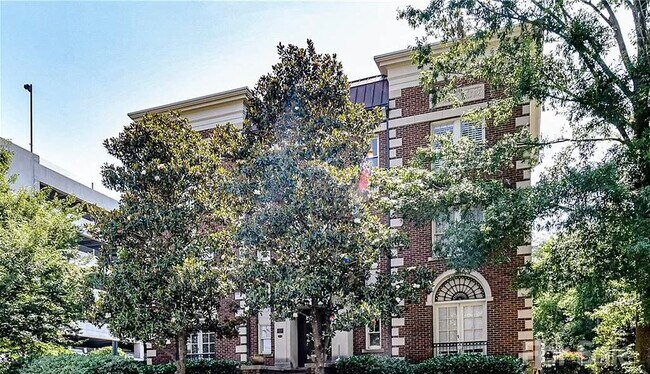 Foto del edificio - 712 Louise Ave