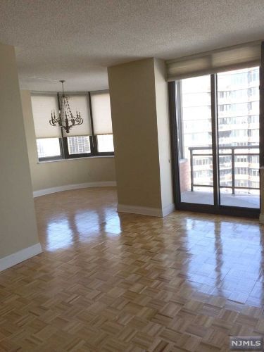 Foto del edificio - 100 Carlyle Dr