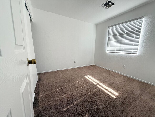 Foto del edificio - Great Single Story Home in gated community...