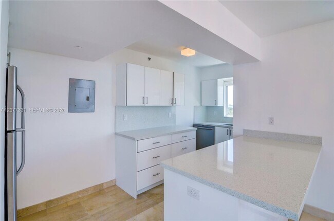 Foto del edificio - 5900 Collins Ave