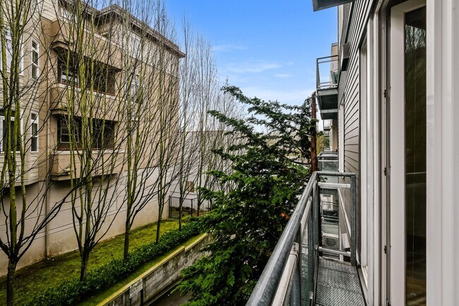 Foto del edificio - 375 Kirkland Ave