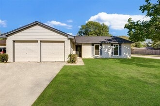 Building Photo - 16813 Glen Eagle Dr N