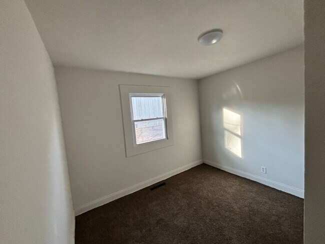 Foto del edificio - 3 bed 1 bath house with garage