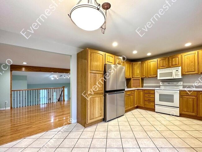 Building Photo - Charming 4-Bedroom Home with Spacious Layo...