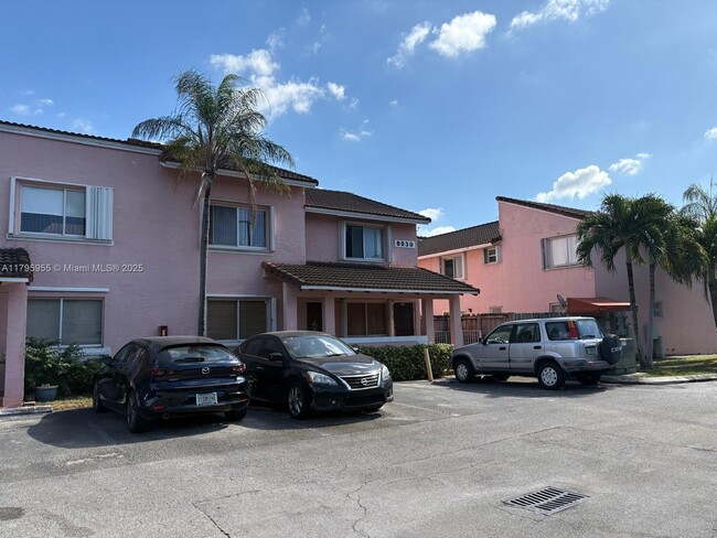 Foto del edificio - 8039 Lake Dr