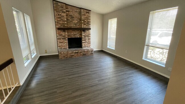 Foto del edificio - Large single story home in Bedford