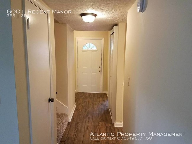 Building Photo - 6001 Regent Manor