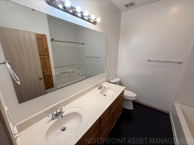 Foto del edificio - 3 Bed, 2 Bath Townhome SPECIAL!
