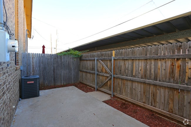 2BR 1.5BA Patio - Country Crest Townhomes
