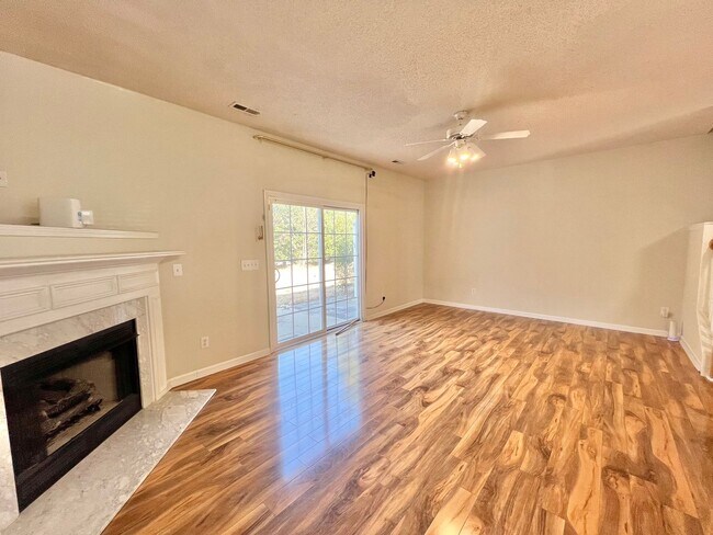 Foto del edificio - **OFFERING WAIVED APPLICATION FEES & $100 ...