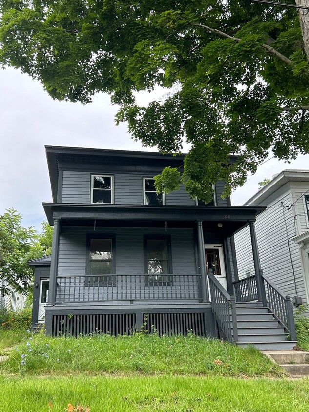 Primary Photo - Beautiful Westside-Oswego 3 Bdrm Home. Kin...