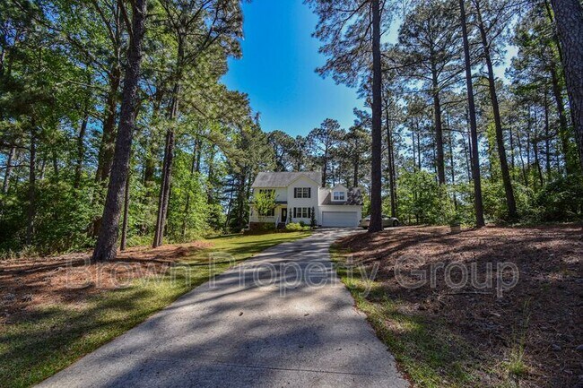 Foto del edificio - 66 Forest Pond Rd