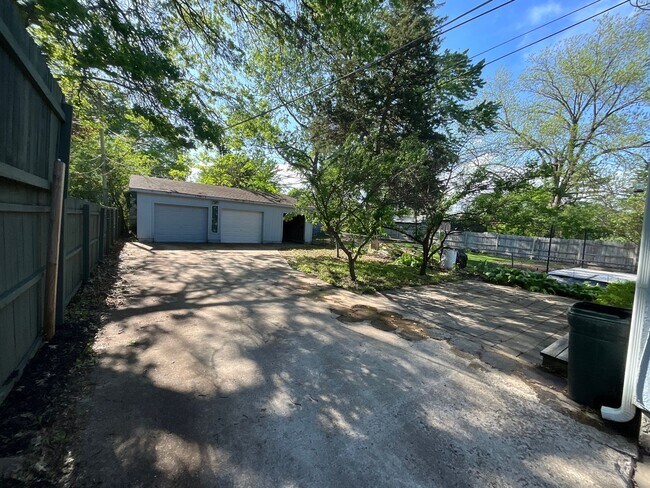 Foto del edificio - 3 bedroom 2 bath with bonus Office space