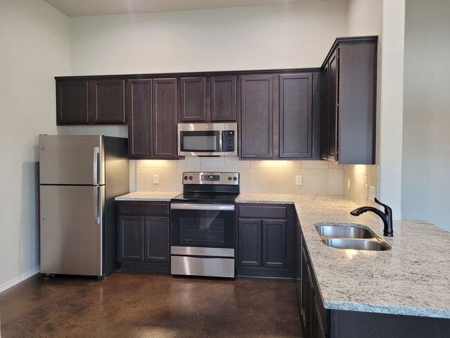 Building Photo - Luxury 3/2 Duplex in Seguin, Texas