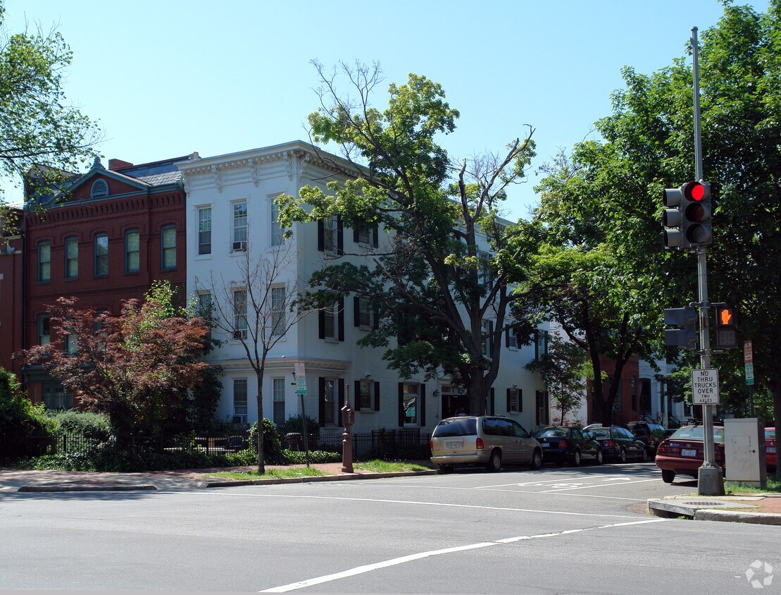 Primary Photo - Les Aspin Student Apartment Building