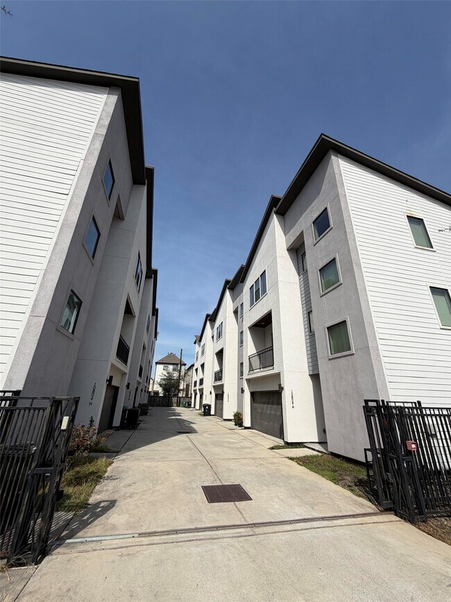 Foto del edificio - 10806 Warwana Rd