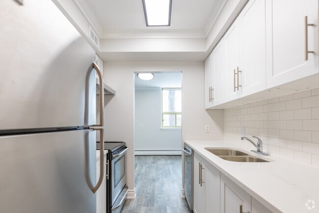 3BR, 2BA - 1303SF - Kitchen - Fairview Towers