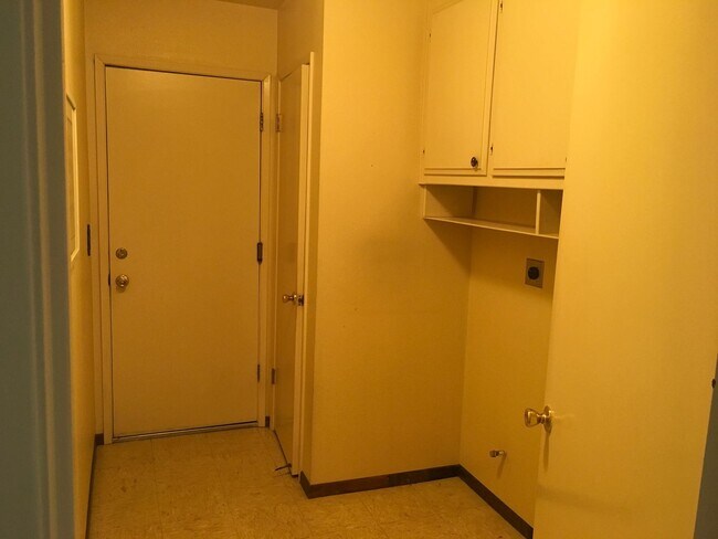 Foto del edificio - 3 Bedroom Home Redding on Corner Lot