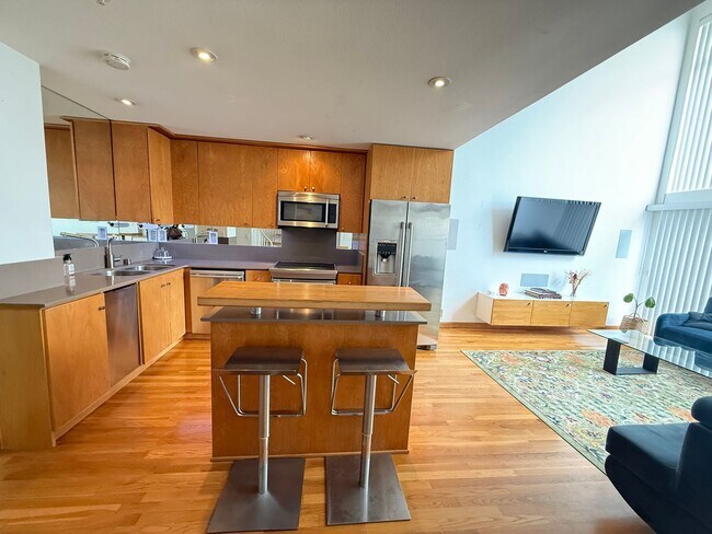 Building Photo - Charming Loft - 2 bed/ 2.5 bath in prime d...