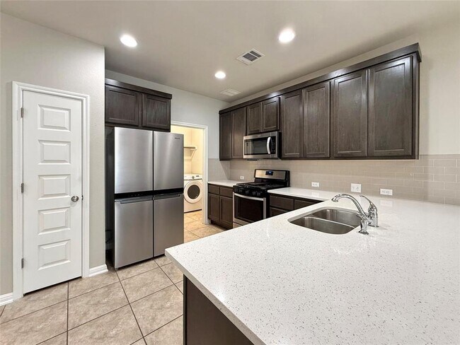 Foto del edificio - 2145 Arendale Dr