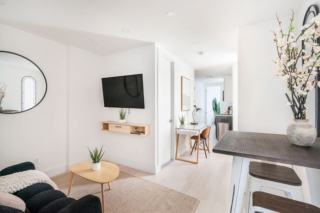 Building Photo - 515 W 48th St