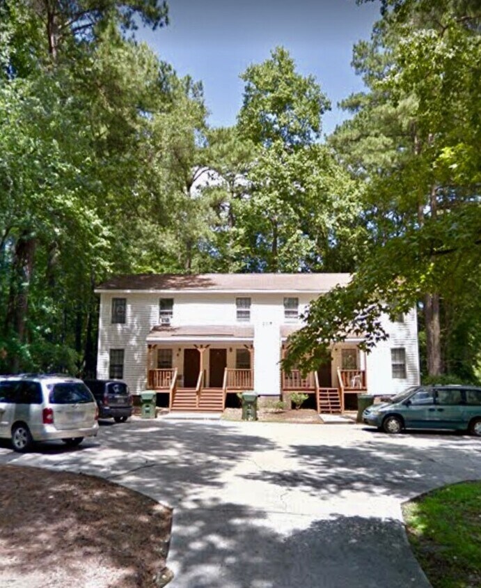 Primary Photo - 105 E Circle Dr