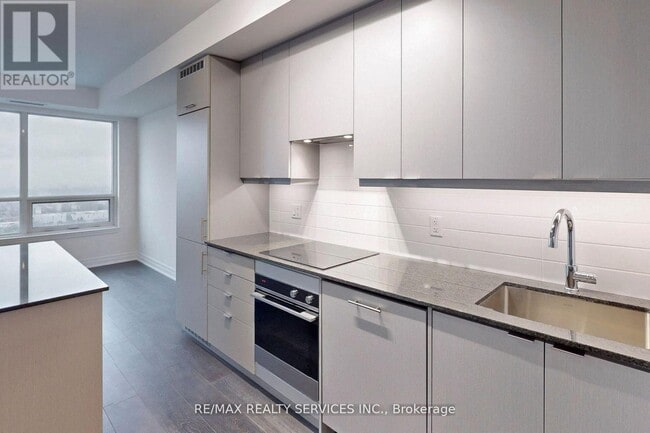 Building Photo - 36 Elm Dr W