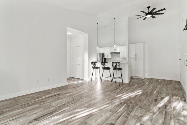 Foto del edificio - 10590 Lakeside Dr N