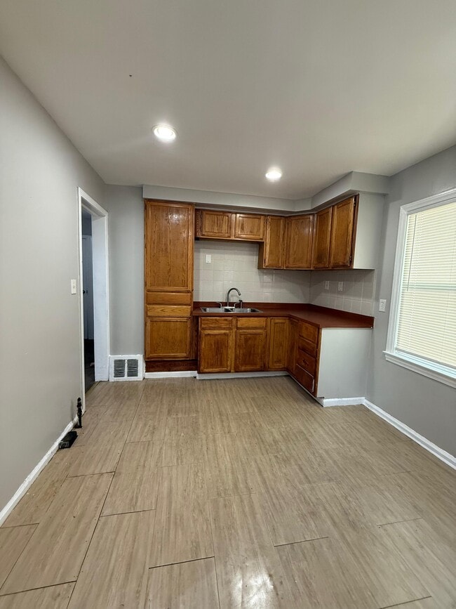 Building Photo - 9080 Stahelin Ave