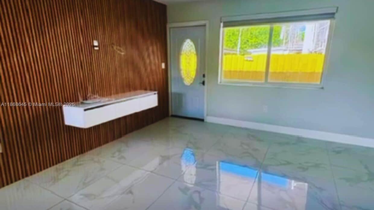 Foto principal - 7047 SW 22nd St