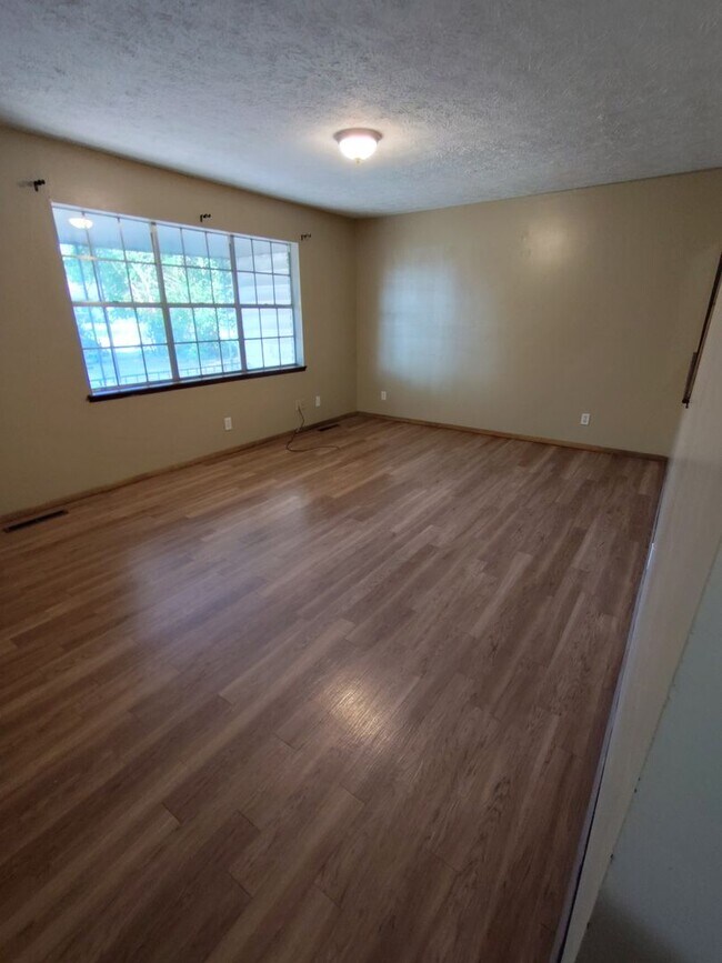 Building Photo - Beautiful 3 bedroom 1.5 bath with a 2 car garage