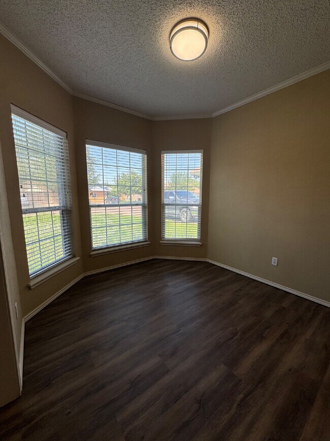 Building Photo - House Located Near Shadow Hills Golf Cours...