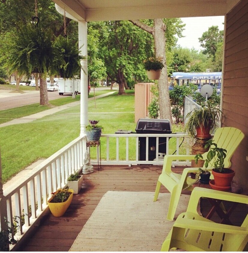 Building Photo - Main floor duplex apt! Huge Ceilings and N...