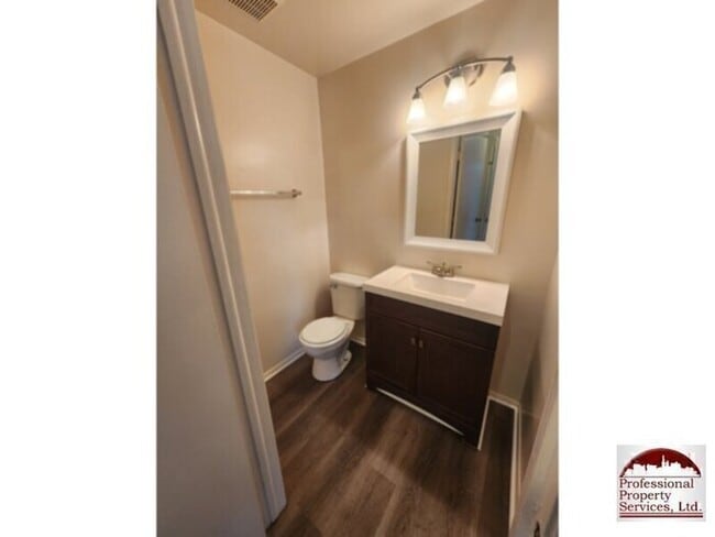 Building Photo - Upgraded End Unit In Amber Meadows