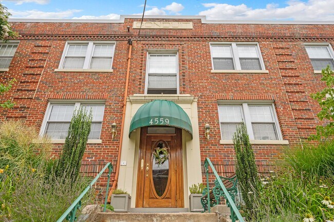 Foto del edificio - 4559 MacArthur Blvd NW