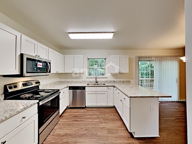 Foto del edificio - 102 Lake Bridge Ct