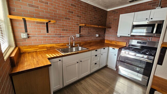 Foto del edificio - UPDATED! 2 bedroom 2 bath