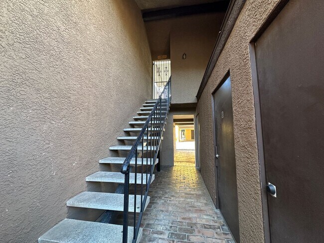 Building Photo - 1467 Hialeah Dr