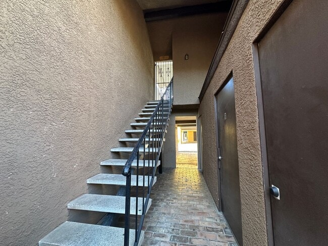 Building Photo - 2 Bedroom Upstairs Condo with Bonus Room Near UNLV!