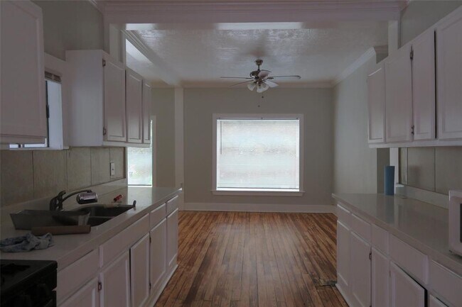 Building Photo - 4741 Park Dr