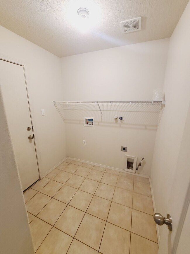 Foto del edificio - 4 bedroom 2.5 bath home