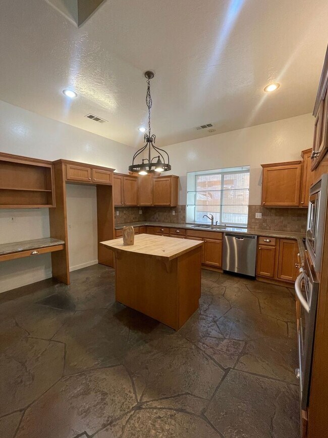 Foto del edificio - Beautiful 3BR/2BA Home in Prime Visalia Lo...