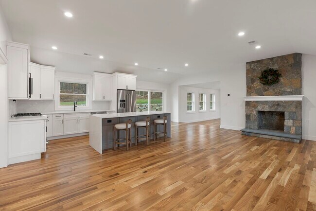 Foto del edificio - 52 Curtis Rd