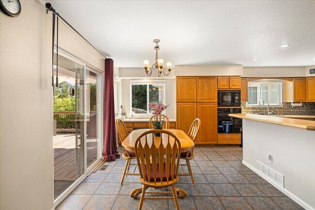 Building Photo - Beautiful 5 bedroom with Finished Basement!!