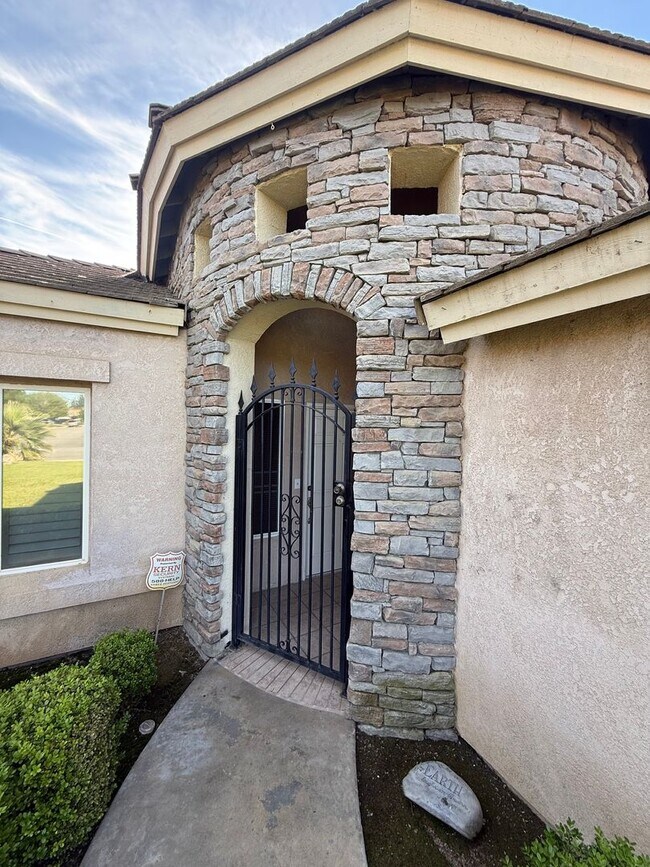 Foto del edificio - Elegant 3-Bedroom Home in Seven Oaks